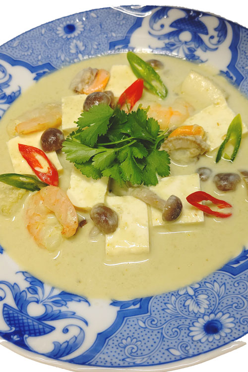潮豆腐のグリーンカレースープ料理写真